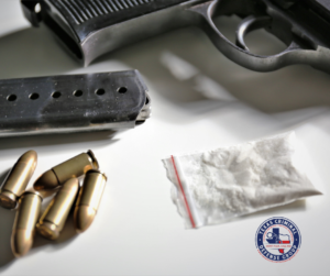 Posesión de una sustancia controlada mientras está armado en Texas